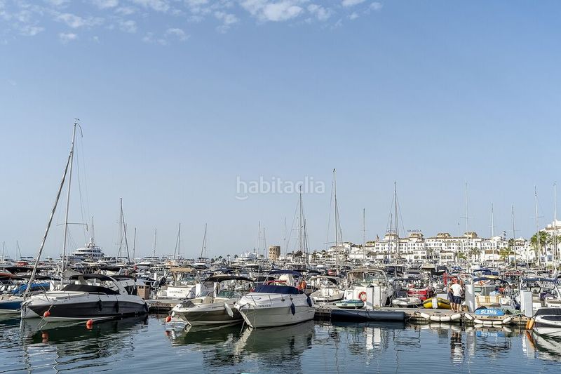 Foto e4afef00-12c0-4edd-b518-6e611d6916ac. Piso apartamento en primera línea de Puerto Banús con vistas al mar ideal para inversión en Marbella