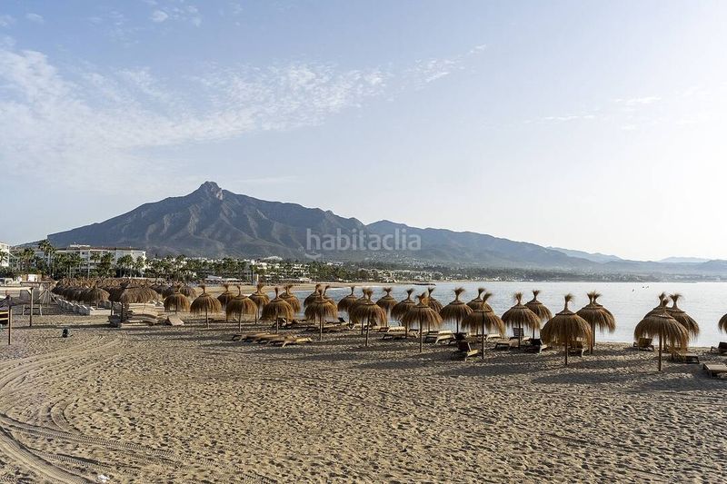 Foto e54701b1-58e6-42ad-a073-ef07820956ed. Piso apartamento en primera línea de Puerto Banús con vistas al mar ideal para inversión en Marbella