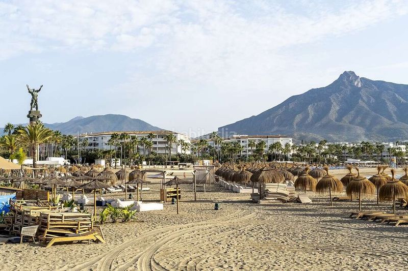 Foto e6df4cf7-7b86-4baa-98f9-0df383f3eed2. Piso apartamento en primera línea de Puerto Banús con vistas al mar ideal para inversión en Marbella