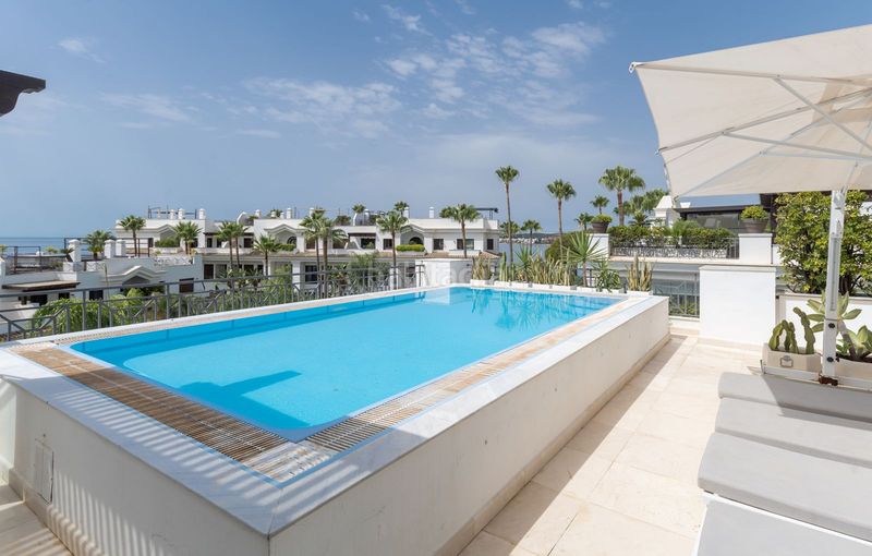 Foto f3fe1acf-3b92-4d8d-871d-496aedaacf87. Dúplex amb calefacció aparcament piscina a Parque Central Estepona