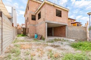 Terreny residencial a Gójar. Solar con estructura en gojar