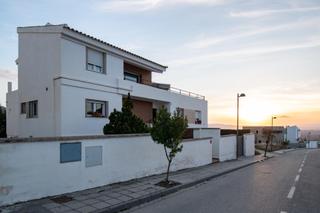 Xalet  Calle cenes de la vega. Bienvenido al hogar de tus sueños en los altos de la zubia!