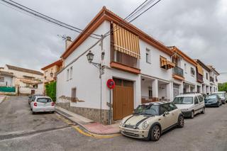 Maison jumelée à Calle del pensamiento 19. Casa en la zubia con amplio patio y tres dormitorios.