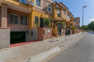 Semi detached house in Cerrillo de Maracena - Periodistas. Magnífica casa adosada en parque almunia