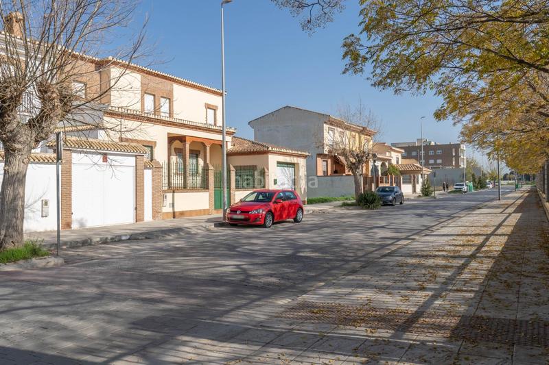 Foto 0c7b19ad-461e-4342-8bcb-60f2af11028e. Chalet  de 505 m2 construidos con piscina y jardines. 5 dormitorios, 3 baños y un aseo. sótano 162 m2 en Santa Fe