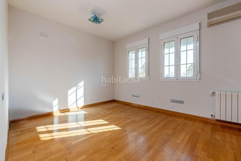 Foto 0d9264b4-5c94-4afb-8163-7078047b4576. Chalet  de 505 m2 construidos con piscina y jardines. 5 dormitorios, 3 baños y un aseo. sótano 162 m2 en Santa Fe