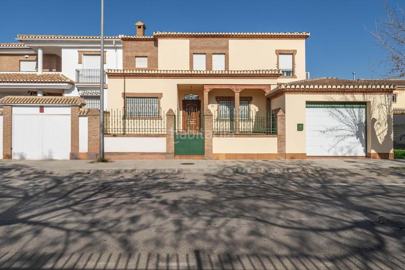 Foto 18fcc848-ed34-4742-b9c5-99a3dcfc86ef. Chalet  de 505 m2 construidos con piscina y jardines. 5 dormitorios, 3 baños y un aseo. sótano 162 m2 en Santa Fe