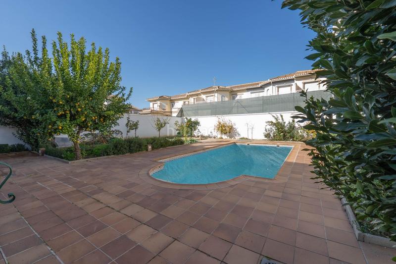 Foto 1e8653da-5683-4526-a1c9-f14691e6cce3. Chalet  de 505 m2 construidos con piscina y jardines. 5 dormitorios, 3 baños y un aseo. sótano 162 m2 en Santa Fe