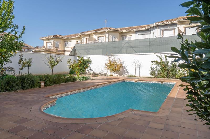 Foto 42a60941-a58b-460f-a8f4-8fa80bc3e0ef. Chalet  de 505 m2 construidos con piscina y jardines. 5 dormitorios, 3 baños y un aseo. sótano 162 m2 en Santa Fe