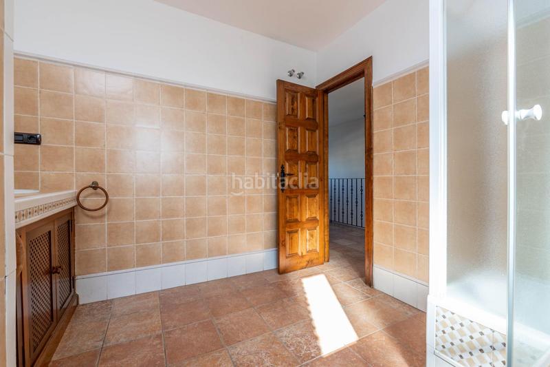 Foto 59ef1089-b8ba-4c8a-be0e-7e7413f14b21. Chalet  de 505 m2 construidos con piscina y jardines. 5 dormitorios, 3 baños y un aseo. sótano 162 m2 en Santa Fe