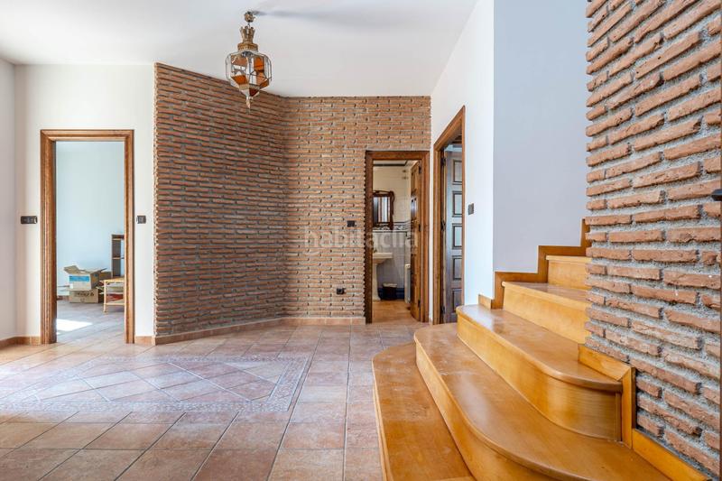 Foto 5d0fd3e3-6aa8-478b-9305-b34eef73831e. Chalet  de 505 m2 construidos con piscina y jardines. 5 dormitorios, 3 baños y un aseo. sótano 162 m2 en Santa Fe