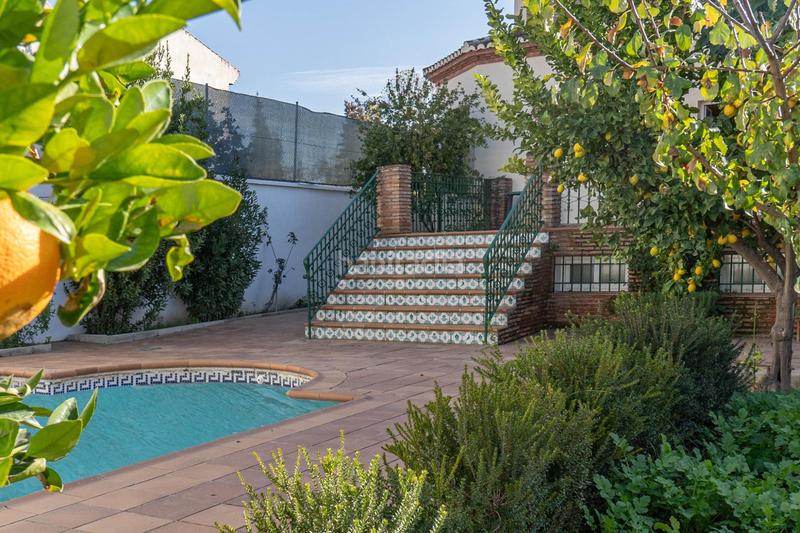 Foto 5fddbd08-bbc6-4de3-9bbf-66f4ce4f2e5a. Chalet  de 505 m2 construidos con piscina y jardines. 5 dormitorios, 3 baños y un aseo. sótano 162 m2 en Santa Fe