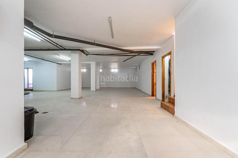 Foto 86f299e6-cf04-41ad-b6b8-ce91154cb012. Chalet  de 505 m2 construidos con piscina y jardines. 5 dormitorios, 3 baños y un aseo. sótano 162 m2 en Santa Fe