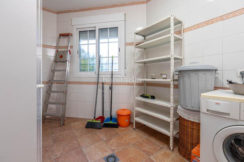 Foto 96c25b94-70eb-4b66-973e-ae580a3be3ab. Chalet  de 505 m2 construidos con piscina y jardines. 5 dormitorios, 3 baños y un aseo. sótano 162 m2 en Santa Fe