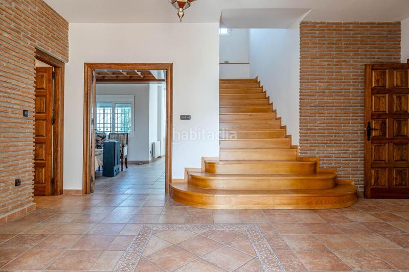 Foto a8de23e8-6b6f-44fe-b8d5-2b1f235c5d7e. Chalet  de 505 m2 construidos con piscina y jardines. 5 dormitorios, 3 baños y un aseo. sótano 162 m2 en Santa Fe