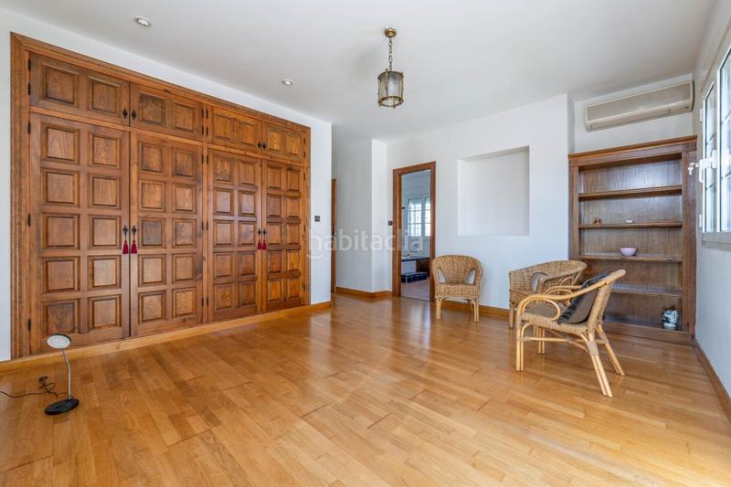 Foto aa144ef1-00ac-4bd6-8070-3653f9065e91. Chalet  de 505 m2 construidos con piscina y jardines. 5 dormitorios, 3 baños y un aseo. sótano 162 m2 en Santa Fe