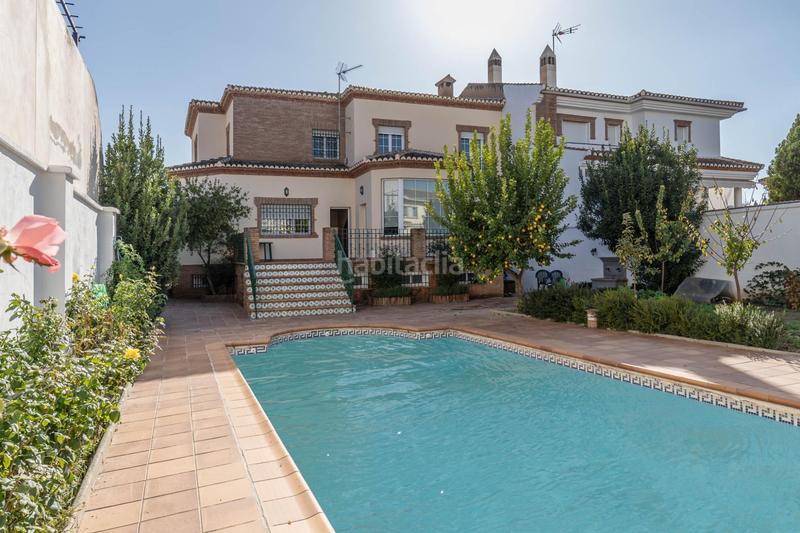 Foto af3ded53-2564-4ff1-95c9-a1bcc2bfbea1. Chalet  de 505 m2 construidos con piscina y jardines. 5 dormitorios, 3 baños y un aseo. sótano 162 m2 en Santa Fe