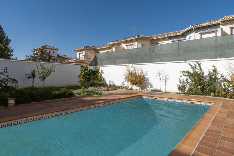 Foto b0daddc3-c8b5-457e-a7a4-4f3eb787528e. Chalet  de 505 m2 construidos con piscina y jardines. 5 dormitorios, 3 baños y un aseo. sótano 162 m2 en Santa Fe