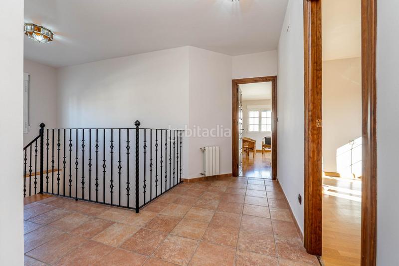 Foto ca6a56a7-7693-444b-b645-5174a666f303. Chalet  de 505 m2 construidos con piscina y jardines. 5 dormitorios, 3 baños y un aseo. sótano 162 m2 en Santa Fe