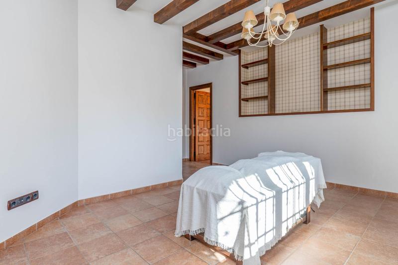 Foto cba476c2-3daa-4972-b8ac-d80f7999266c. Chalet  de 505 m2 construidos con piscina y jardines. 5 dormitorios, 3 baños y un aseo. sótano 162 m2 en Santa Fe