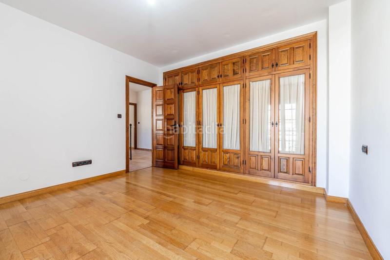 Foto d605cc15-3db3-44ce-b02d-d8b999ab496c. Chalet  de 505 m2 construidos con piscina y jardines. 5 dormitorios, 3 baños y un aseo. sótano 162 m2 en Santa Fe