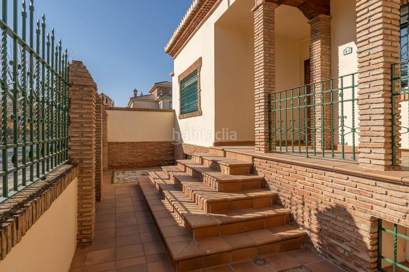 Foto f208953f-46a4-48b3-b51c-de842afc2a19. Chalet  de 505 m2 construidos con piscina y jardines. 5 dormitorios, 3 baños y un aseo. sótano 162 m2 en Santa Fe