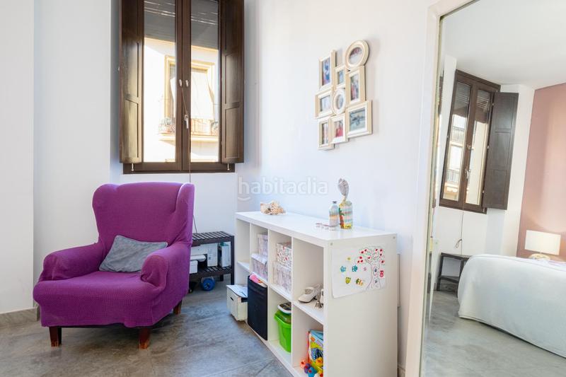 Foto 0924da9d-482e-414c-8616-cb92e44a7299. Edificio esta casa no es solo un lugar para vivir, es un estilo de vida y una inversión en pleno epicentro. en Granada