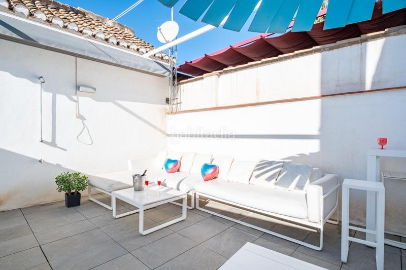 Foto 0a78d872-2646-44b1-8e1b-a3e568beab58. Edificio esta casa no es solo un lugar para vivir, es un estilo de vida y una inversión en pleno epicentro. en Granada