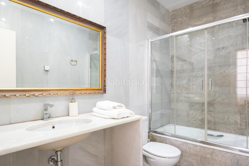 Foto 7df1fea3-e392-4584-8b90-d35b44fa636e. Edificio esta casa no es solo un lugar para vivir, es un estilo de vida y una inversión en pleno epicentro. en Granada
