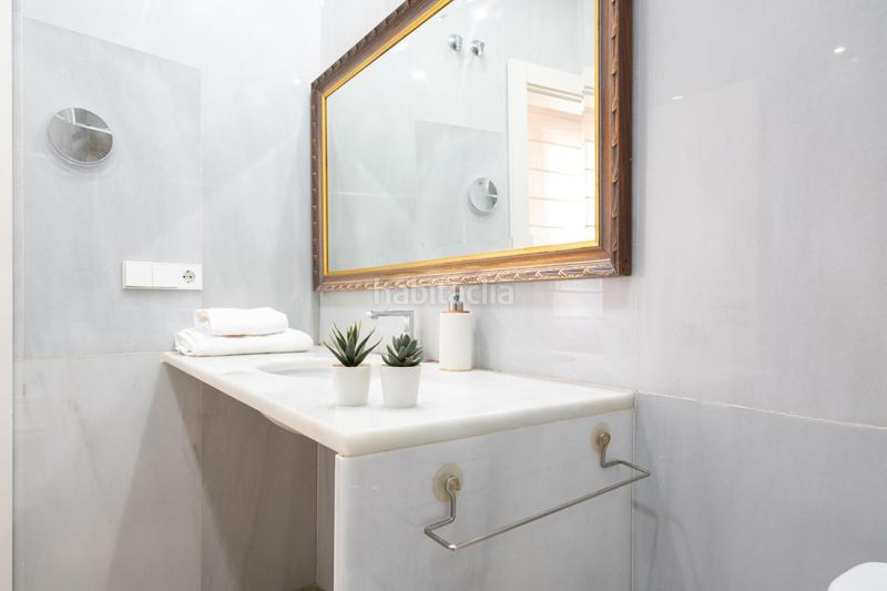 Foto 8805b71e-efc6-45df-b55a-6b16ee0f45ba. Edificio esta casa no es solo un lugar para vivir, es un estilo de vida y una inversión en pleno epicentro. en Granada