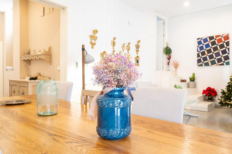Foto f3a8fd2c-a932-4325-85e8-b926f5bc6c66. Edificio esta casa no es solo un lugar para vivir, es un estilo de vida y una inversión en pleno epicentro. en Granada