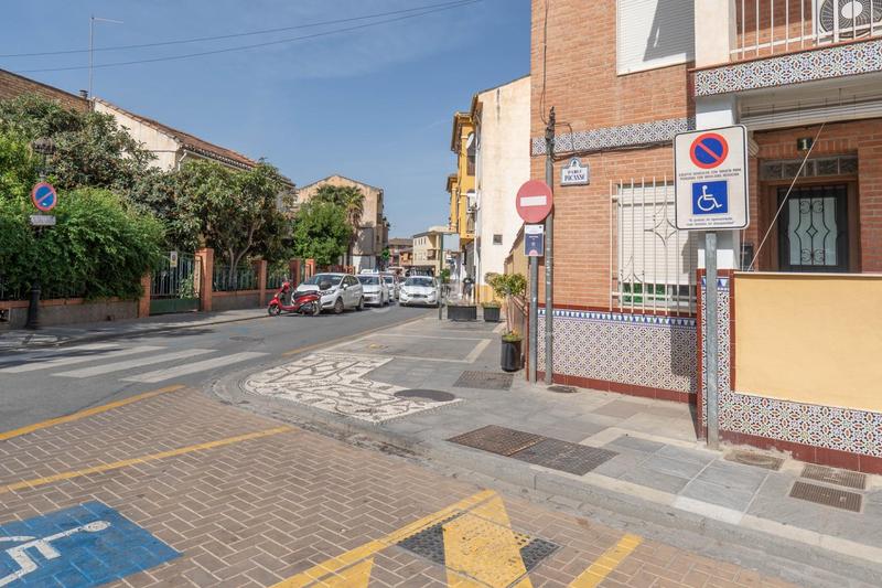 Foto d2f81188-7911-44e7-87c1-aa4c4b9d6571. Casa  de tres plantas con 288 m2 a reformar frente al ayuntamiento en Ogíjares