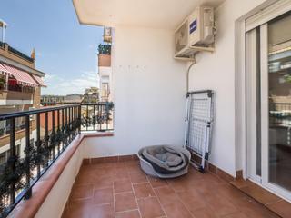 Appartement à Calle san ramon 108. Piso en el centro de churriana frente al metro.