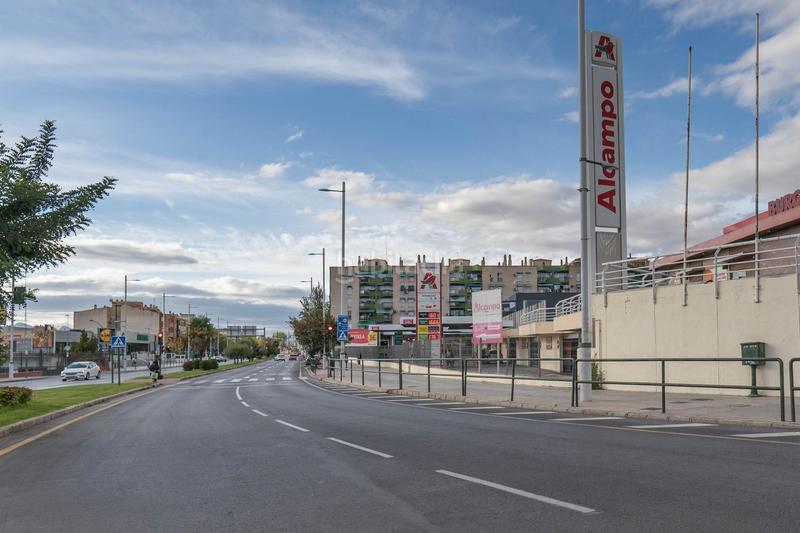 Foto b63da8f4-1eb0-40d1-9c3f-aa375126449e. Locale commerciale in calle profesor francisco dalmau 11 in Granada