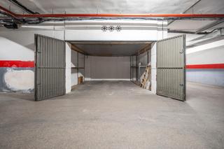 Parking coche  Calle del profesor agustín escribano. Plaza de garaje cerrado con estanterías en parque genil cerca de