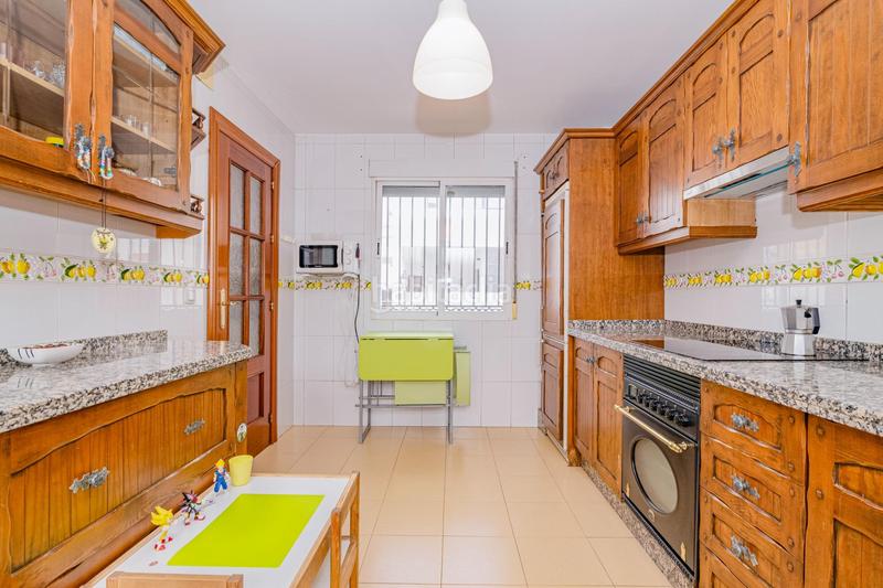 Foto ecc57960-eb12-4211-9553-e81432fc8ddd. Casa adossada amb aparcament a Güevéjar