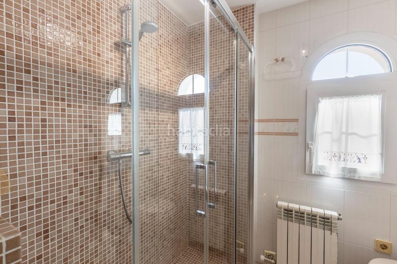 Foto 830f2672-fb24-4ecf-99dc-7ec462e3fd97. Chalet in calle calle del lirio in Gójar