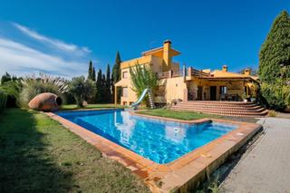 Xalet  Calle calle buenos aires (ur.el arenal) 69. Gran chalet en alhendín con 7 dormitorios, piscina y pista de te