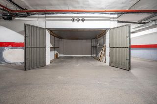 Aparcament cotxe  Calle del profesor agustín escribano. Plaza de garaje cerrado con estanterías en parque genil cerca de