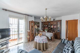 House in Atarfe. Gran casa en esquina en atarfe  4 dormitorios, piscina, garaje y