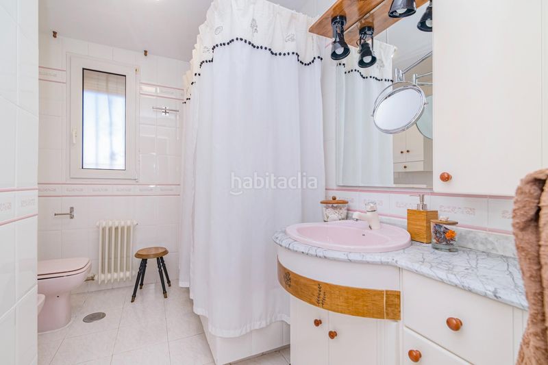 Foto eeffe552-5cee-4aab-ab67-06ae3007ed21. Casa aparellada amb aparcament piscina a Jun