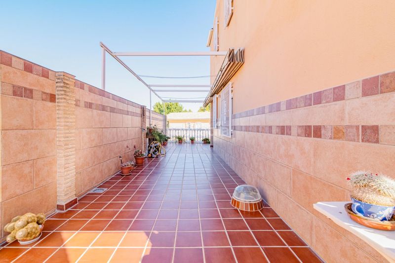 Foto fd3fccf1-7587-4f59-ae9a-4885492a304d. Casa aparellada amb aparcament piscina a Jun