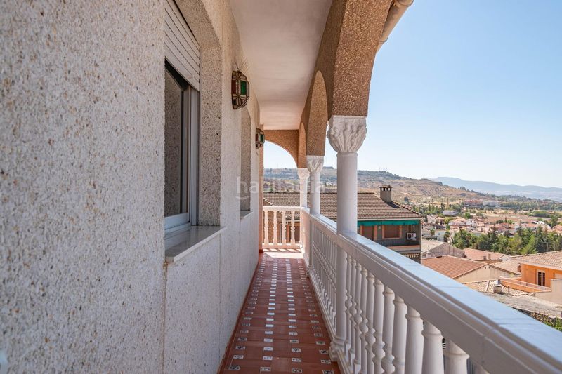 Foto f0fff7c1-d933-4951-8cee-7a755e516ff0. Casa aparellada amb aparcament a Jun