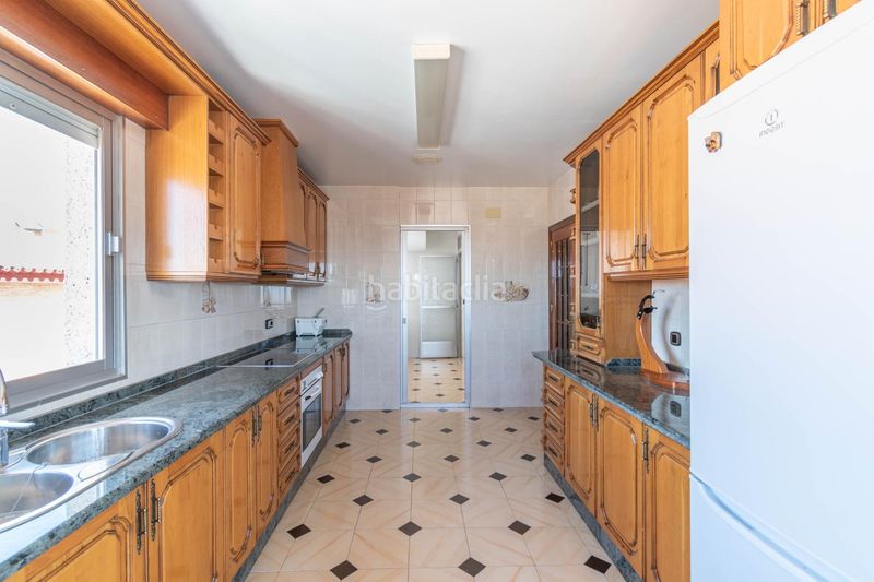 Foto f9c15710-cdb2-4ead-8885-9c24120949f2. Casa aparellada amb aparcament a Jun