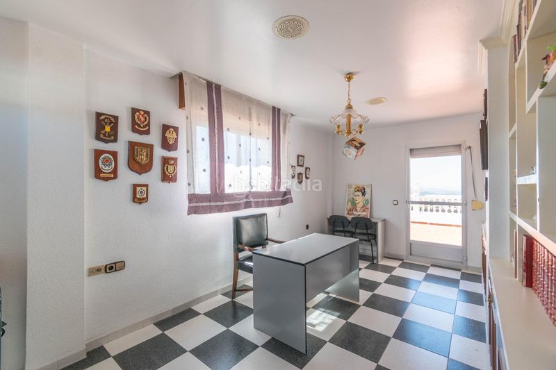 Foto 4cdbaa80-e996-4bfc-8000-927fbe77d7fb. Casa aparellada amb aparcament a Jun