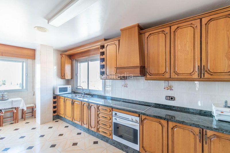 Foto cb0434c9-6f43-425a-b486-67ee7b2cbe89. Casa aparellada amb aparcament a Jun