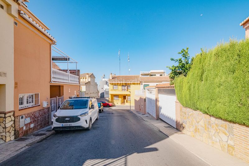 Foto f063f852-0a5e-4993-85c2-5d541acc6cf1. Casa aparellada amb aparcament piscina a Jun