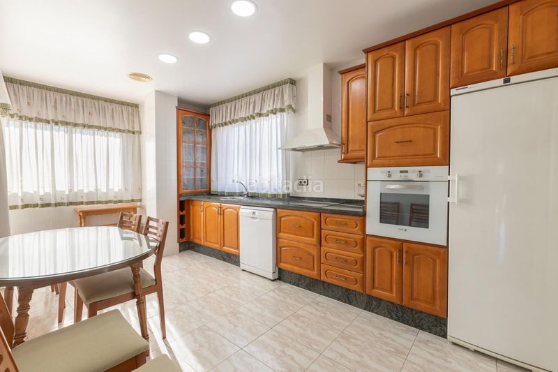 Foto bb38aaec-4ff6-4ab2-9f1f-2db773bcf697. Casa aparellada amb aparcament a Jun