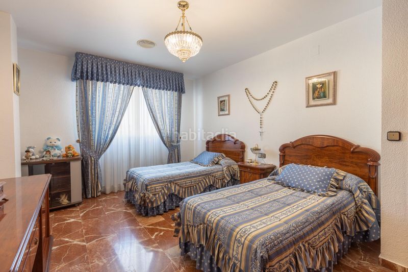 Foto c7190148-1e36-4a00-960a-530b69184906. Casa aparellada amb aparcament a Jun