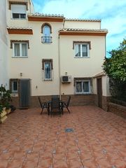 Casa adossada  Calle cazador. Gran adosado con 3 habitaciones y varias estancias de usos múlti